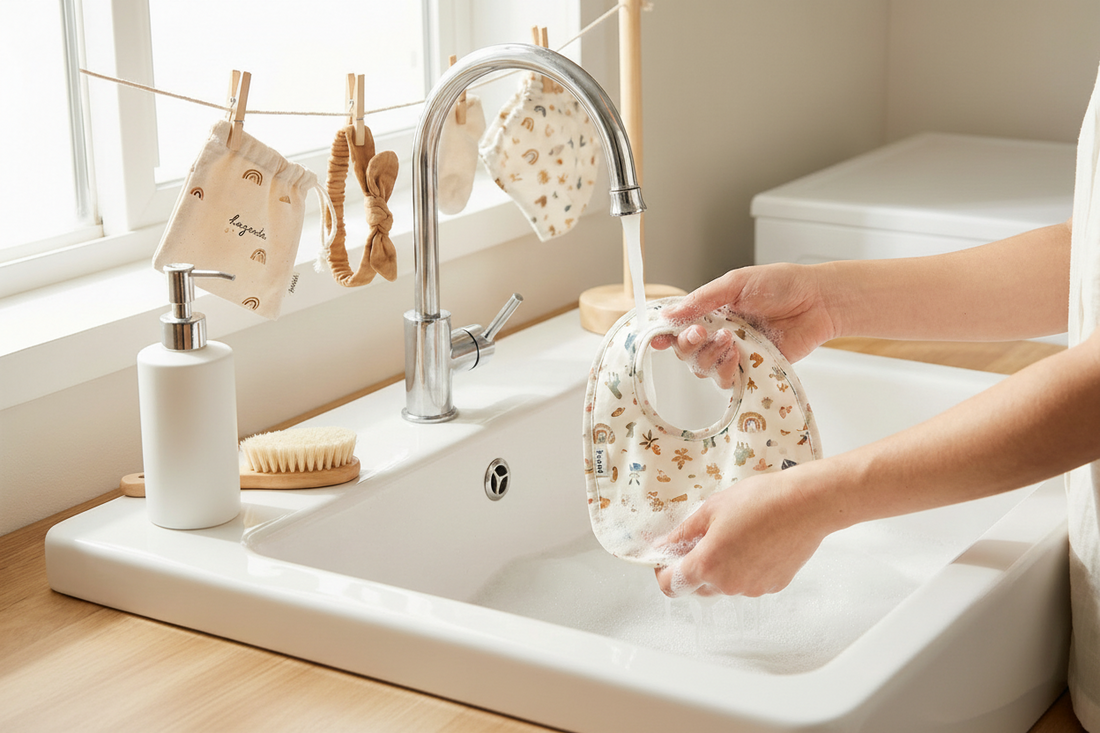 Accessoires bébé faits main soigneusement entretenus : lingettes, bavoirs et doudous artisanaux de l'Atelier de Megh.