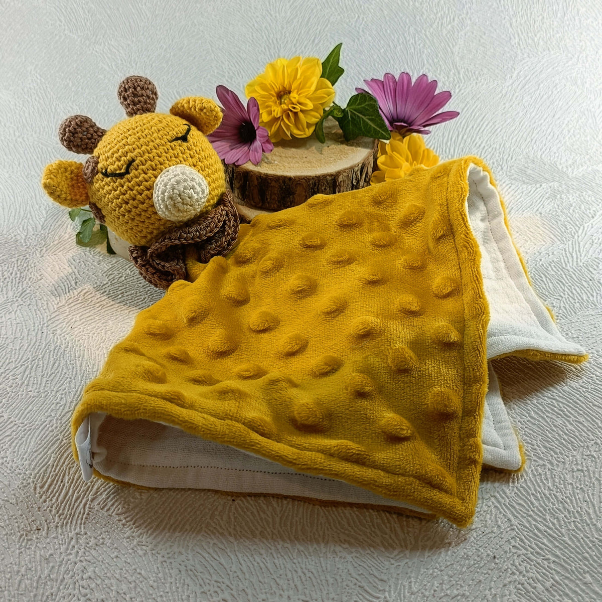 Doudou girafe bébé fait main avec détail au crochet