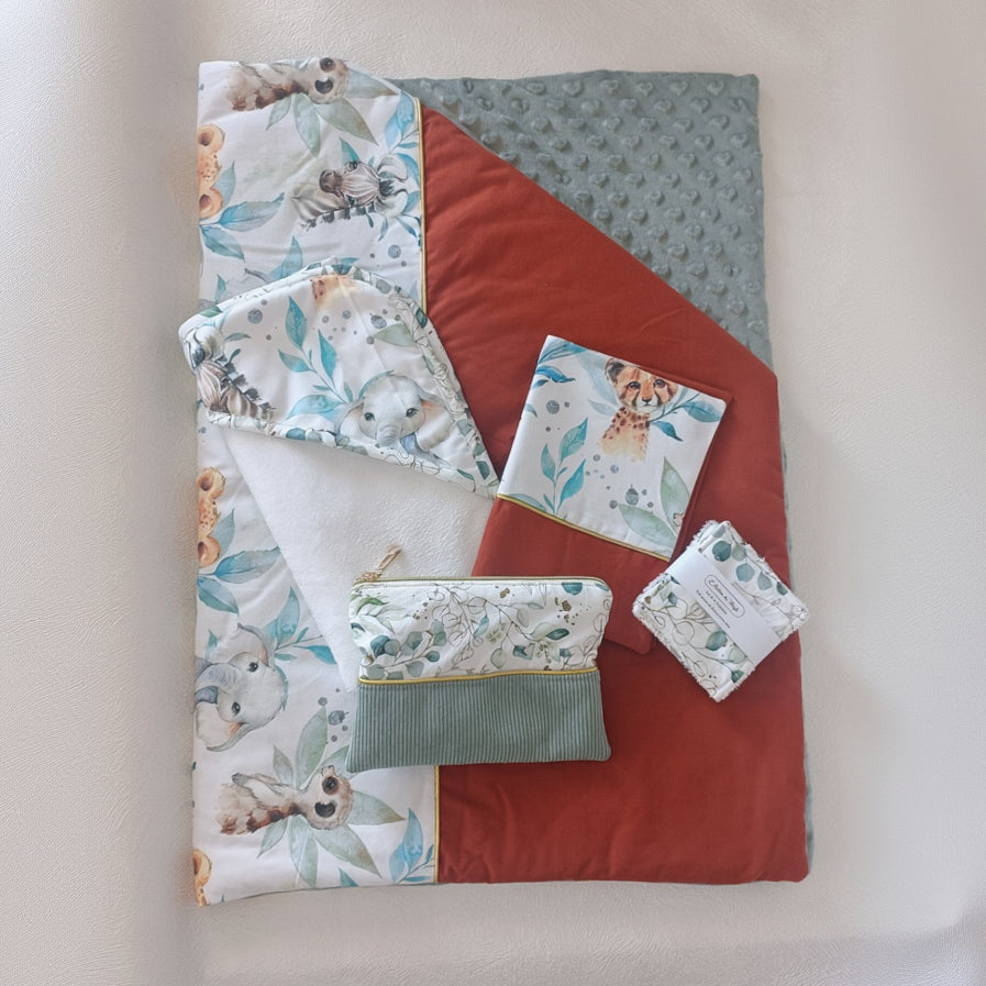 Coffret Cadeau Naissance Trousseau Complet – Cape, Trousse, Couverture & Plus Personnalisés | L'Atelier de Megh