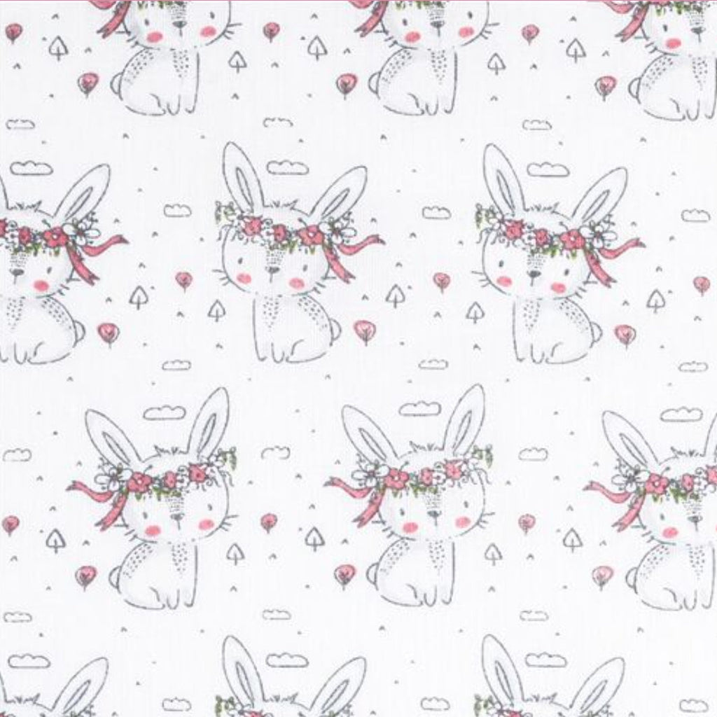 Motif enfant tissu avec lapins couronne de fleurs roses, décor nuages et champignons.