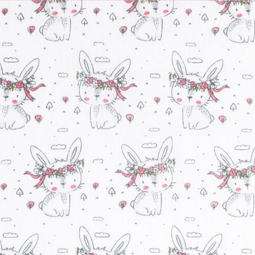 Motif enfant tissu avec lapins couronne de fleurs roses, décor nuages et champignons.