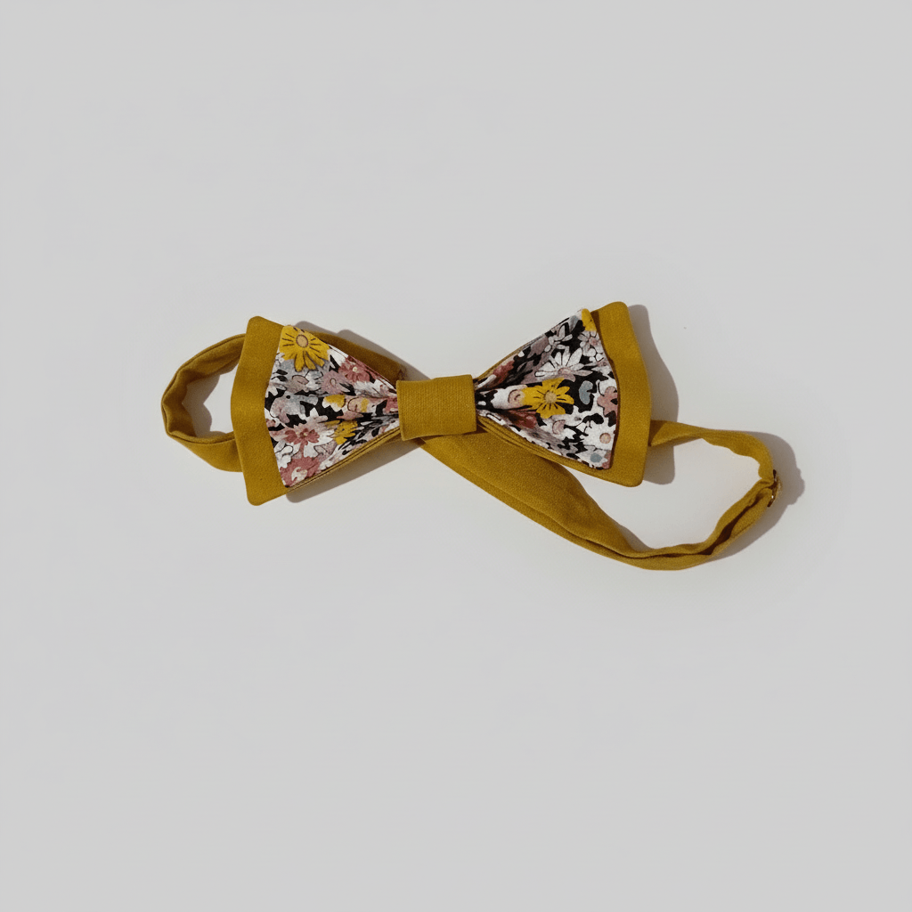 Vue de l'attache ajustable et du crochet de fermeture d'un nœud papillon pré-noué jaune et fleuri sur fond blanc.