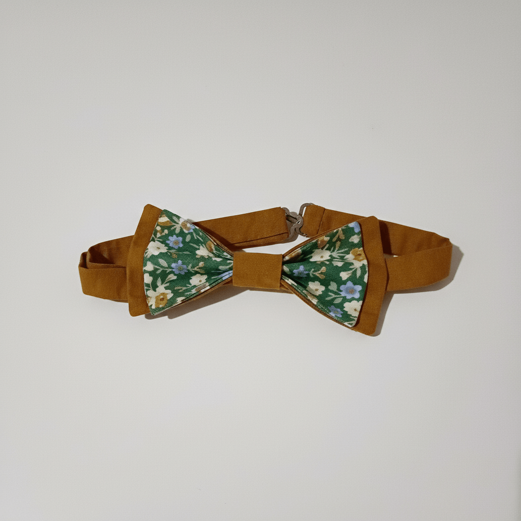 Vue arrière technique d'un nœud papillon pré-noué teinte caramel, montrant la sangle ajustable et le crochet métallique.
