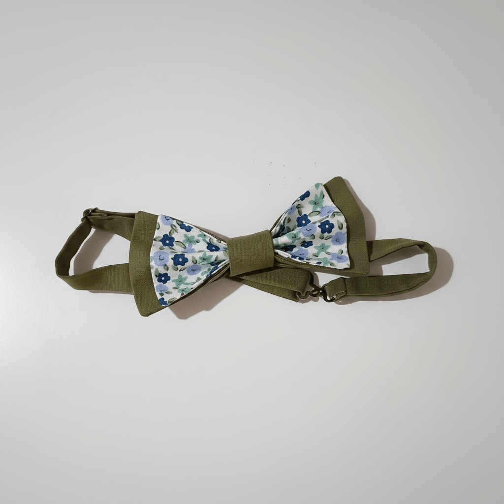 Vue arrière d'un nœud papillon pré-noué montrant la sangle en tissu vert olive ajustable et le crochet de fermeture métallique.