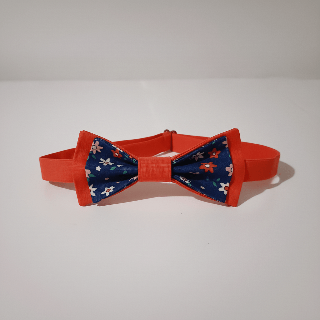 Vue arrière technique montrant la sangle ajustable rouge orangé et le système de fermeture facile du nœud papillon.
