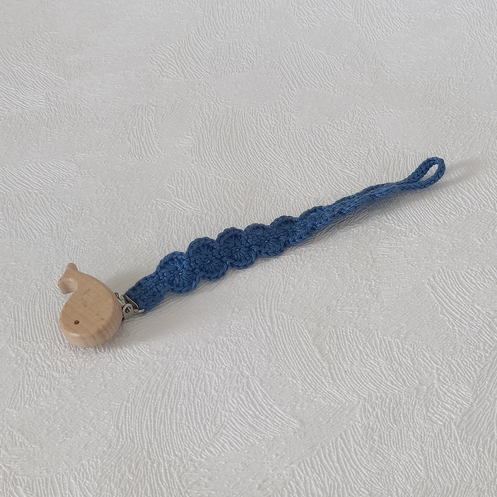 Attache-tétine au crochet bleu canard avec clip en bois forme baleine