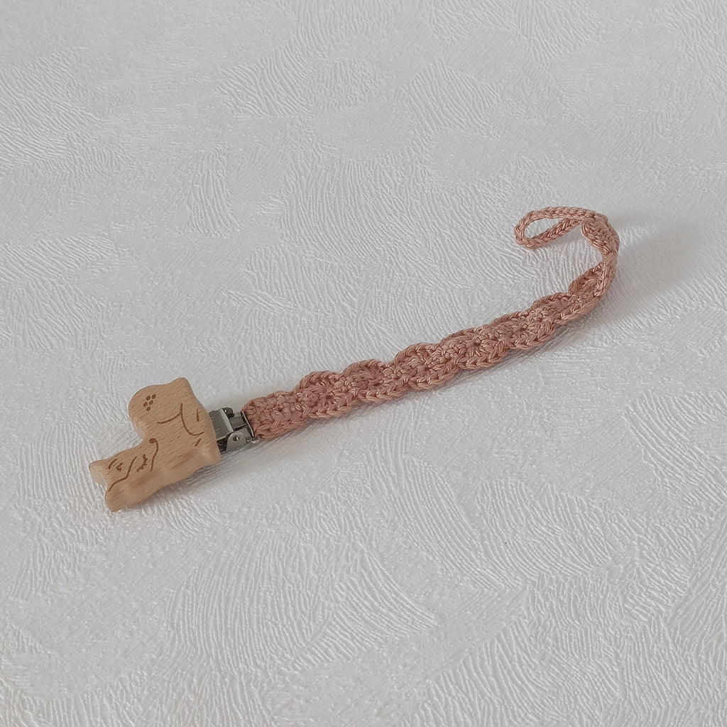 Attache-tétine au crochet caramel rosé avec clip en bois forme faon