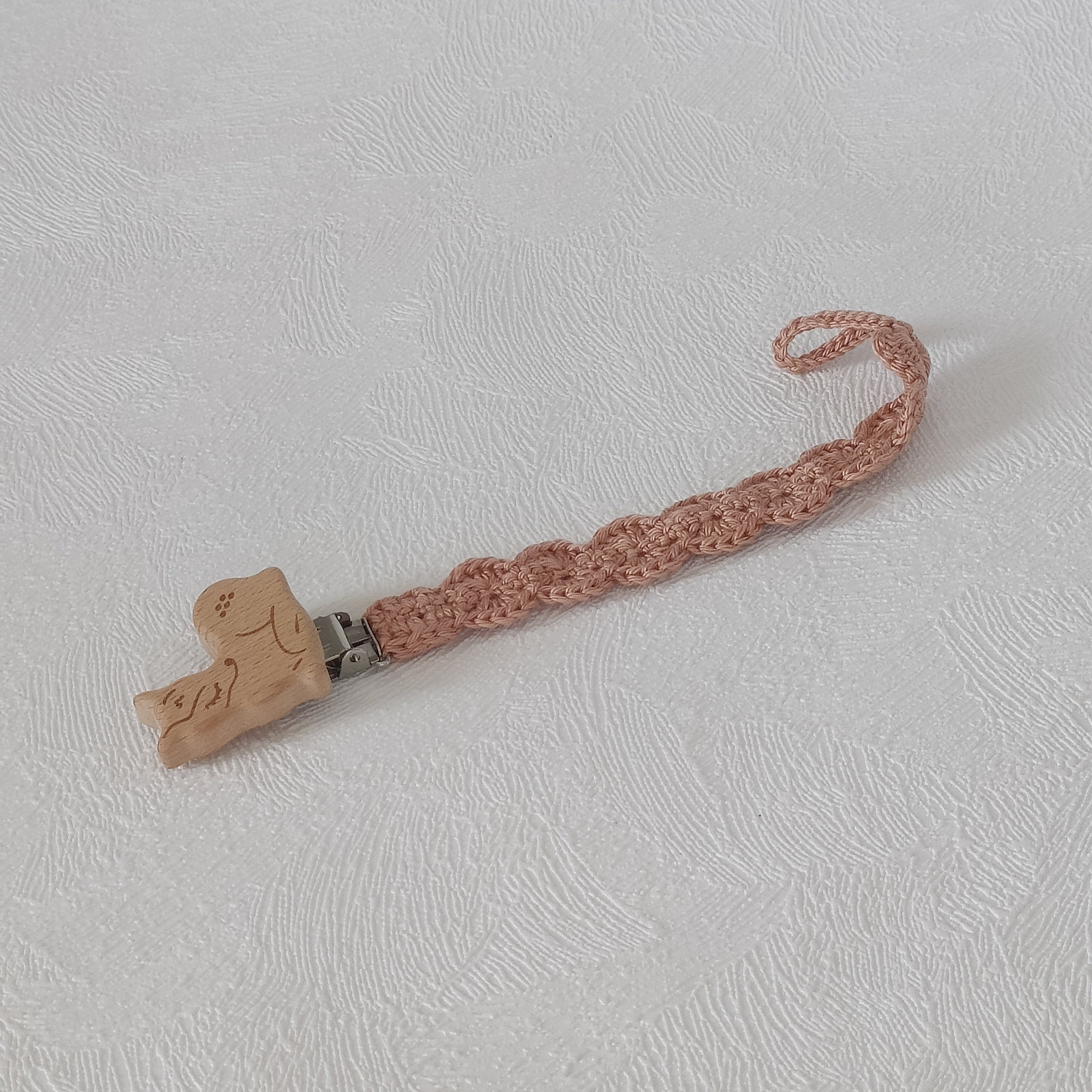 Attache-tétine au crochet caramel rosé avec clip en bois forme faon