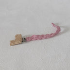 Attache-tétine au crochet rose poudré avec clip en bois forme faon