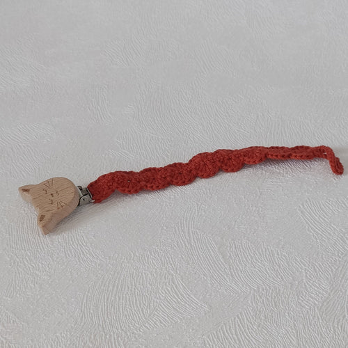 Attache-tétine au crochet terracotta avec clip en bois forme chat
