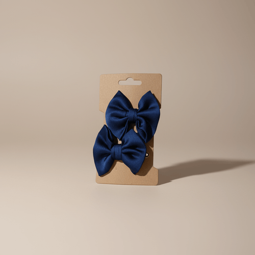 Lot de deux barrettes cheveux enfant, nœuds en tissu bleu, sur carte kraft.