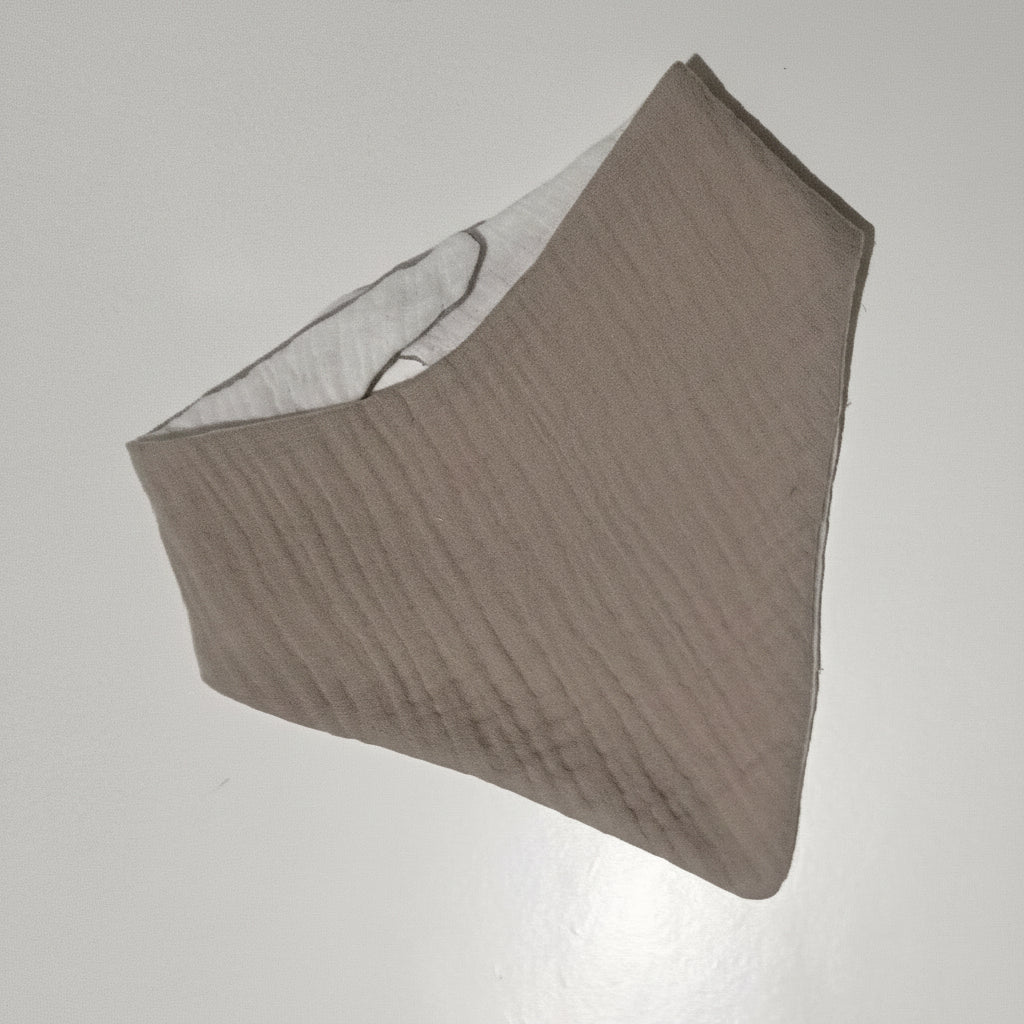 Bavoir bandana uni en double gaze de coton couleur beige sable intemporel.