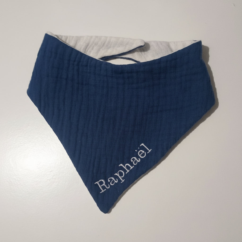 Bavoir bandana bleu marine en double gaze avec prénom Raphaël brodé en blanc.