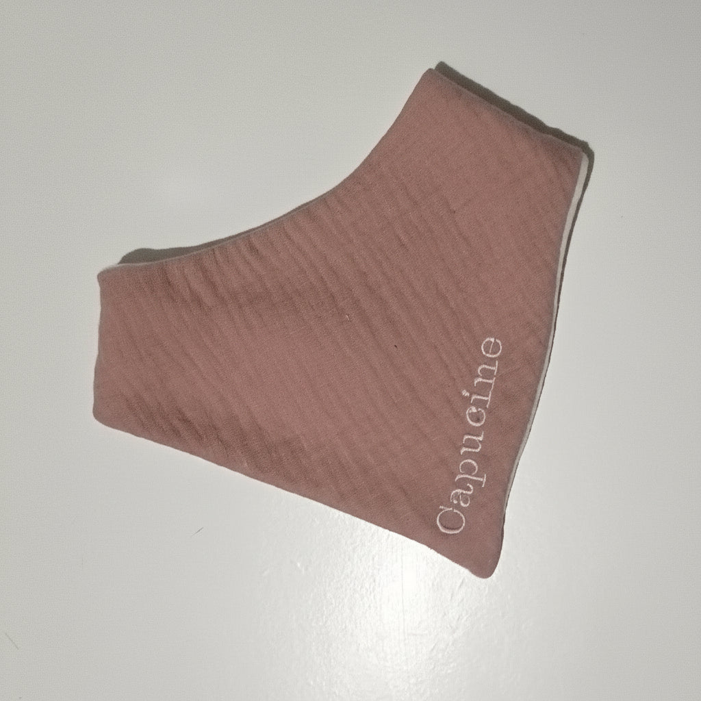 Bavoir bandana couleur vieux rose personnalisé avec prénom Capucine brodé.