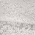 Tissu blanc brodé motif floral, dentelle fine idéale accessoires bébé ou mode enfant.