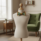Nœud papillon bicolore caramel et fleurs présenté sur un buste de mannequin, accessoire élégant pour costume de mariage.