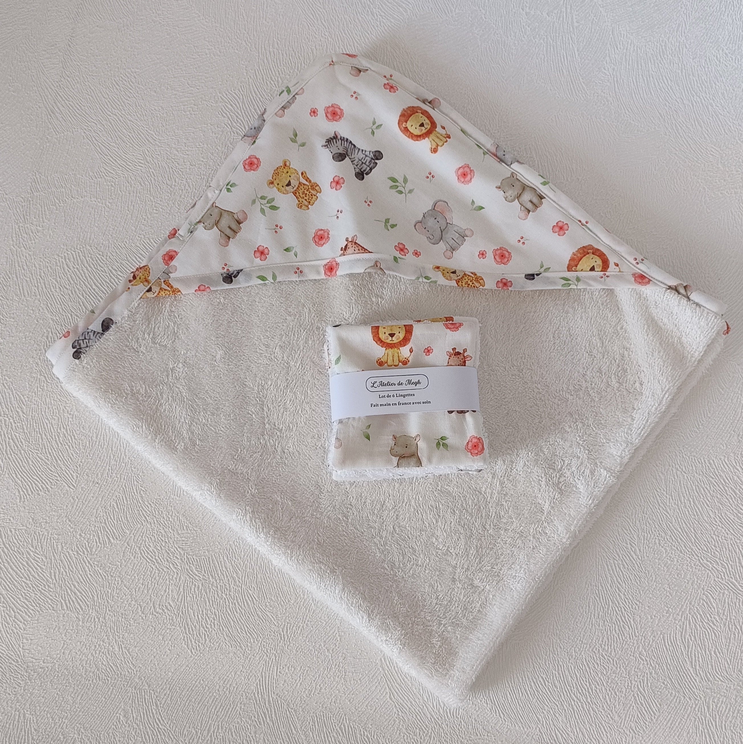 Cape de bain bébé Safari et lingettes lavables assorties présentées à plat