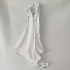 Cape de bain bébé personnalisable suspendue vue d'ensemble, bordure motif koala et feuillage eucalyptus aquarelle tons verts, éponge blanche, faite main L'Atelier de Megh