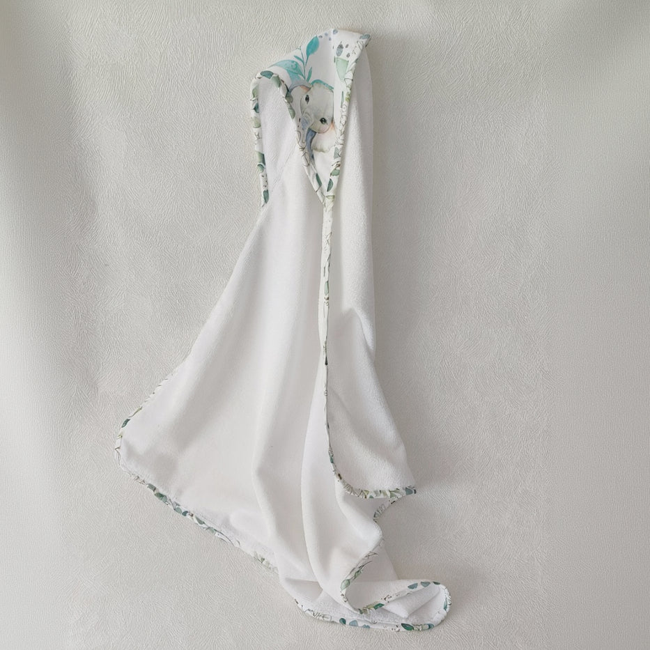 Cape de bain bébé personnalisable suspendue vue d'ensemble, bordure motif koala et feuillage eucalyptus aquarelle tons verts, éponge blanche, faite main L'Atelier de Megh