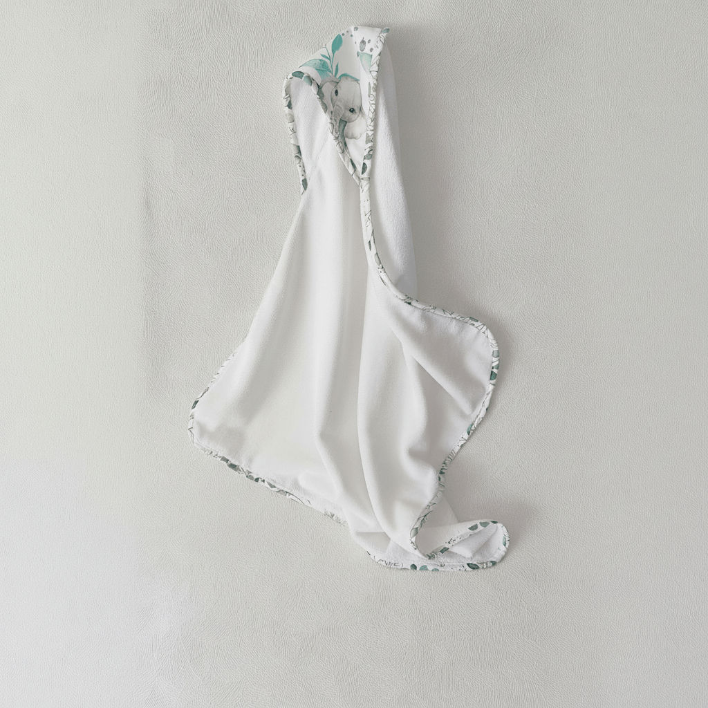 Cape de bain bébé personnalisable dépliée et suspendue, bordure motif éléphant et eucalyptus aquarelle, vue d'ensemble éponge blanche
