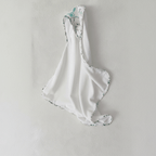 Cape de bain bébé personnalisable dépliée et suspendue, bordure motif éléphant et eucalyptus aquarelle, vue d'ensemble éponge blanche