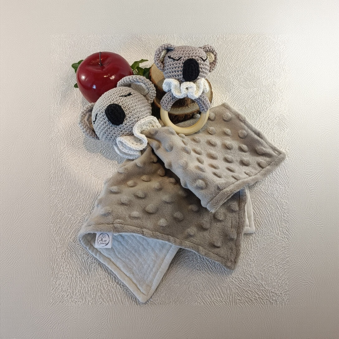 Doudou koala en crochet et anneau de dentition assorti sur fond clair, accessoire bébé artisanal.
