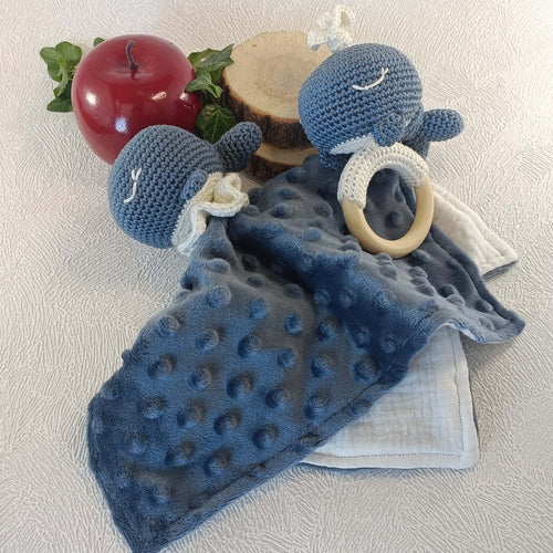 Doudous baleine en crochet bleu avec attache anneau bois, couverture et décor pomme rouge.