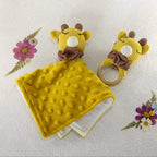 Coffret cadeau naissance comprenant un doudou plat girafe et son hochet de dentition assorti en crochet.