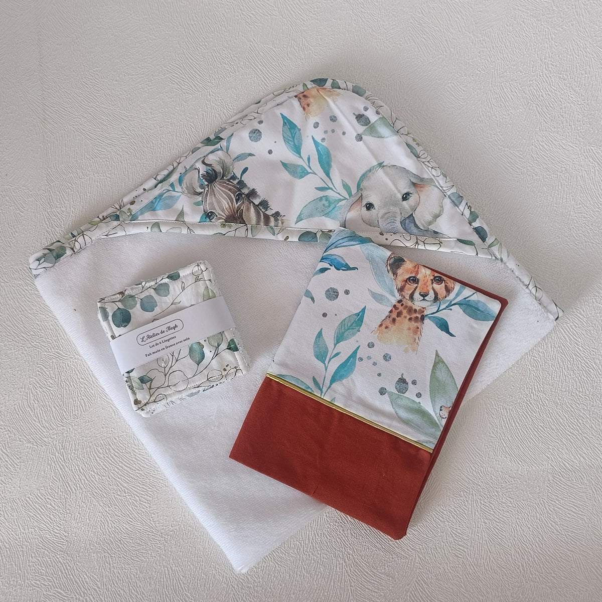 Coffret naissance Hygiène motif éléphant aquarelle avec cape de bain, lingettes et protège-carnet