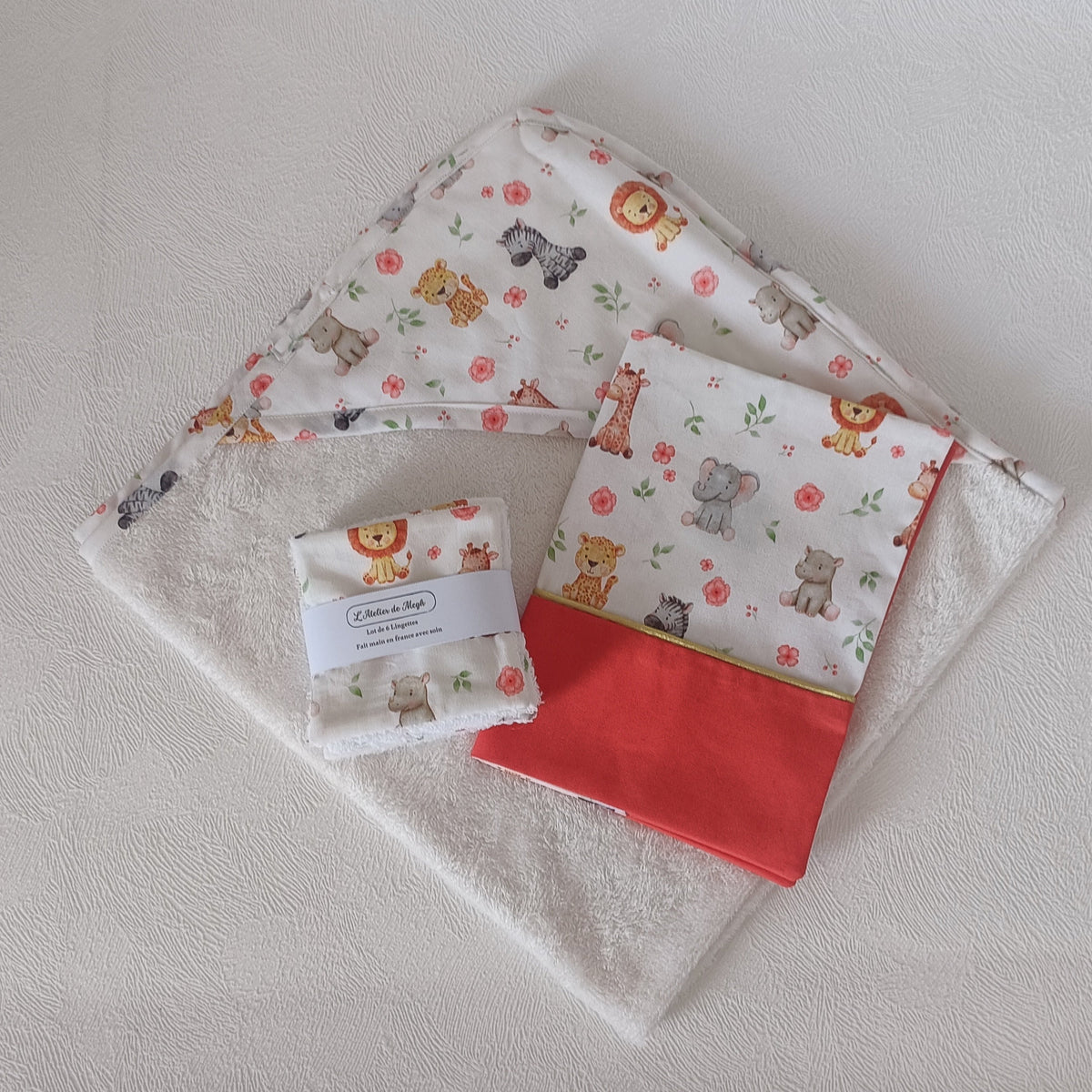Coffret naissance Hygiène motif safari avec cape de bain, lingettes et protège-carnet