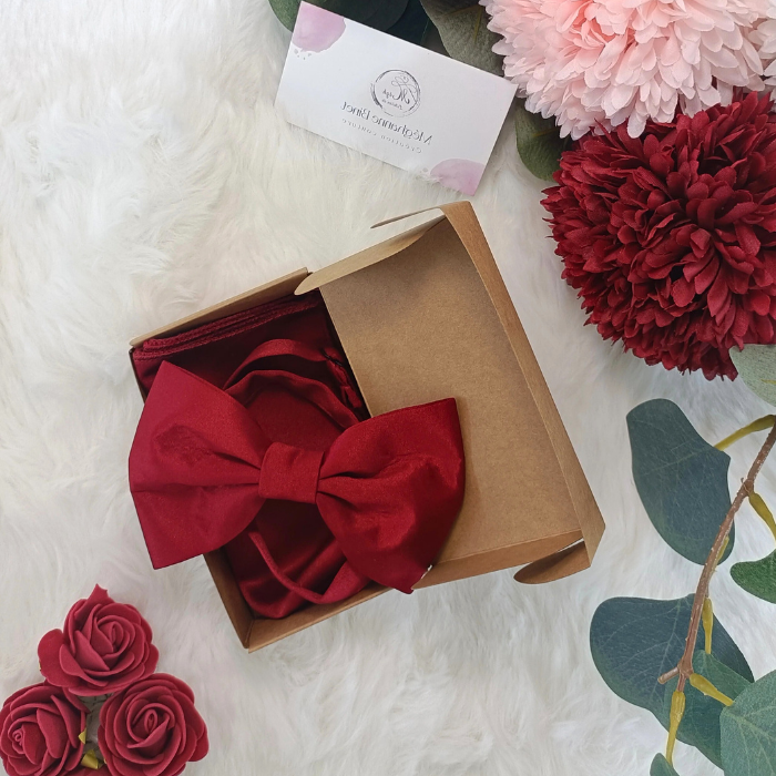 Coffret cadeau cérémonie garçon : nœud papillon et pochette en satin rouge bordeaux présentés dans une boîte kraft. Idée cadeau mariage ou Noël fait main.