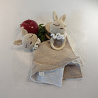Doudou lapin crochet beige, anneau en bois, lange bébé, décoration pomme rouge.