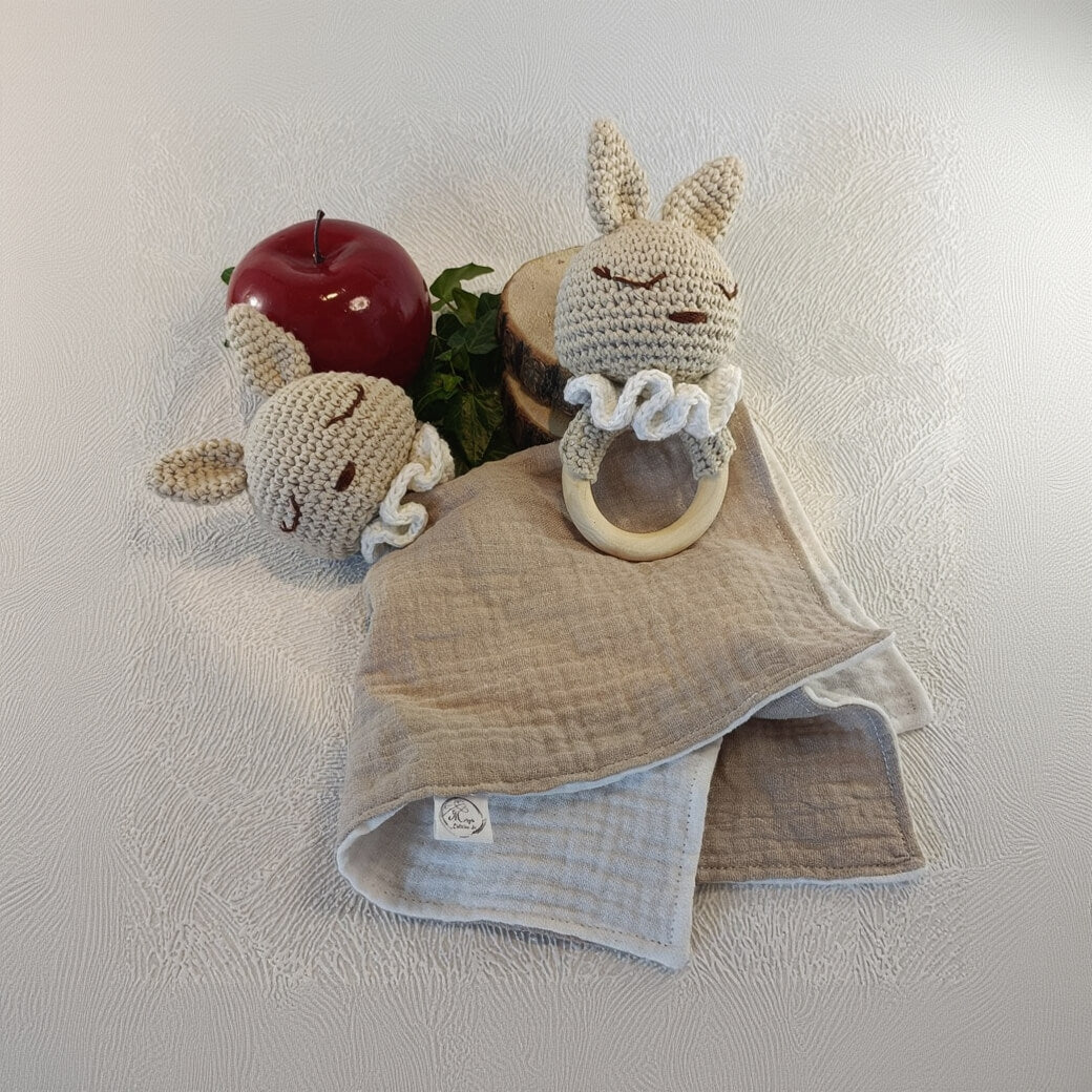 Doudou lapin crochet beige, anneau en bois, lange bébé, décoration pomme rouge.