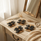 Présentation d'une collection de barrettes à nœud papillon en tissu japonais bleu marine et doré. Accessoires de coiffure chics disposés sur une coiffeuse vintage.