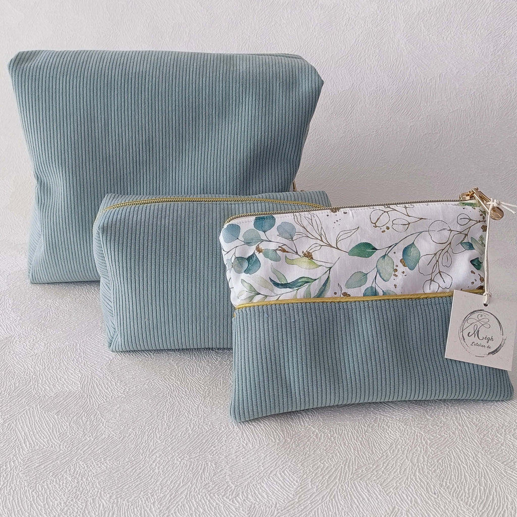 Ensemble de trois trousses de rangement de différentes tailles assorties, associant velours côtelé vert sauge et tissu imprimé eucalyptus.