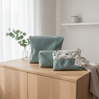 Gamme complète de rangement comprenant une petite pochette plate, une trousse moyenne et un grand vanity assortis, déclinés en velours côtelé uni et imprimé végétal.