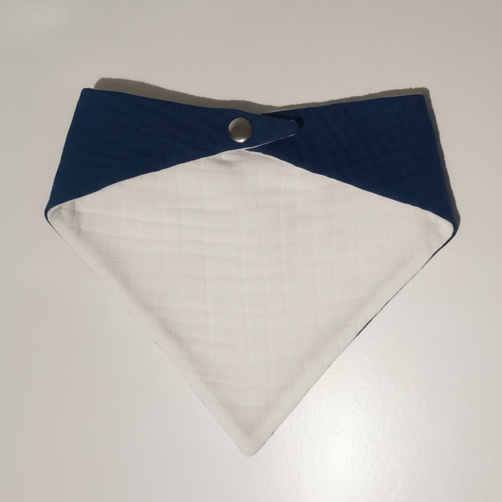 Vue de dos du bavoir montrant la doublure douce et la fermeture par bouton pression solide.