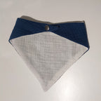 Vue de dos du bavoir montrant la doublure douce et la fermeture par bouton pression solide.