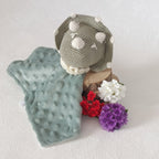 Doudou dinosaure au crochet vert sauge et blanc, lange minky vert sauge à bulles et mousseline blanche, vue de côté