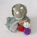 Doudou dinosaure au crochet vert sauge et blanc avec col crème, lange double face minky vert sauge et mousseline blanche, vue de face