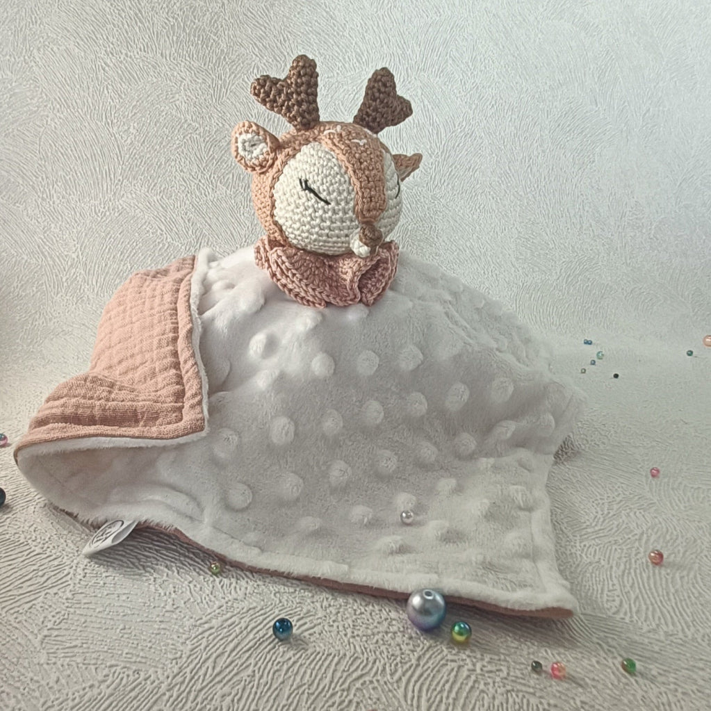Doudou renne crocheté, couverture douce blanche à pois pour bébé, accessoire artisanal personnalisé.