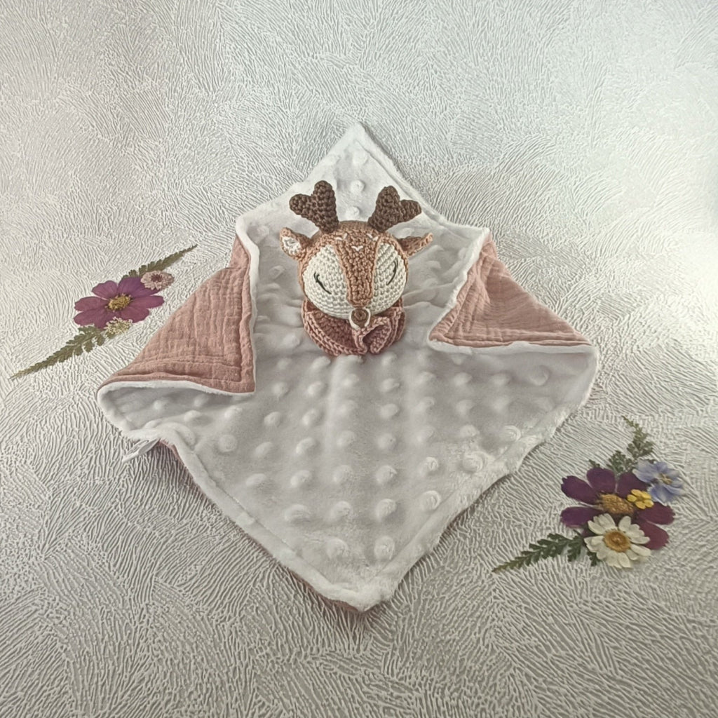 Doudou faon en tricot, tissu blanc à pois et coins roses, décor floral pour bébé.