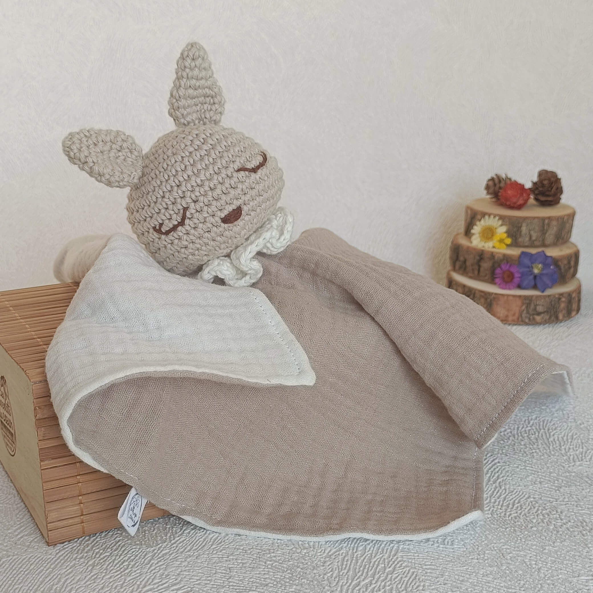 Doudou lapin en crochet beige et blanc, accessoire bébé fait main, décoration naturelle.