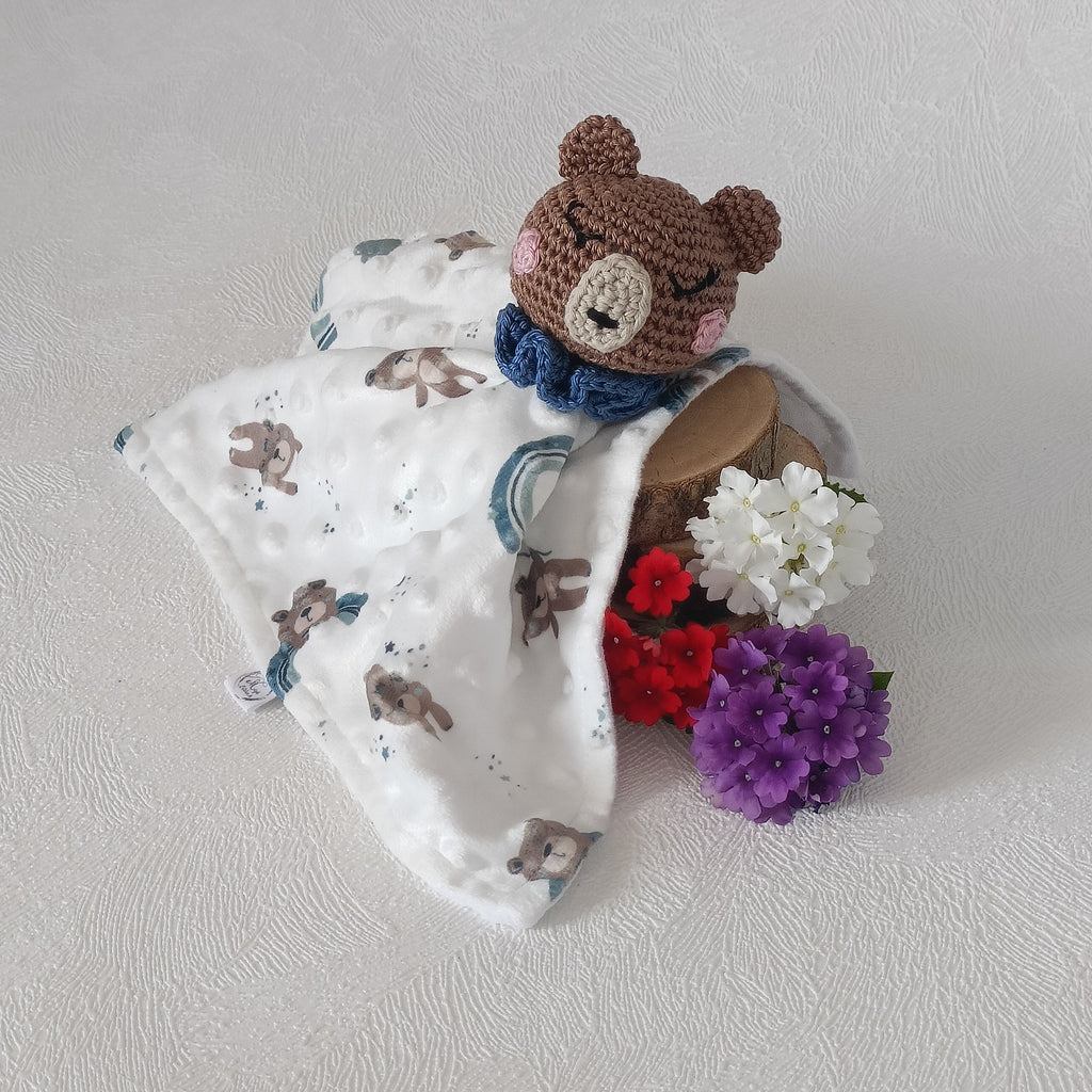 Doudou ours au crochet marron avec col bleu, lange double face motif oursons arc-en-ciel et minky blanc à bulles