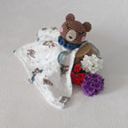 Doudou ours au crochet marron avec col bleu, lange double face motif oursons arc-en-ciel et minky blanc à bulles