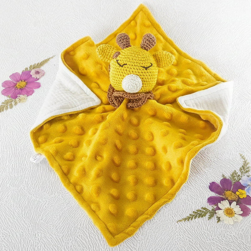 Doudou plat girafe en crochet jaune moutarde et tissu doudou à pois relief pour bébé