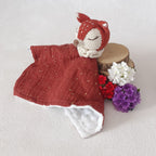 Verso du doudou renard au crochet montrant le dos en minky blanc et la mousseline terracotta dorée