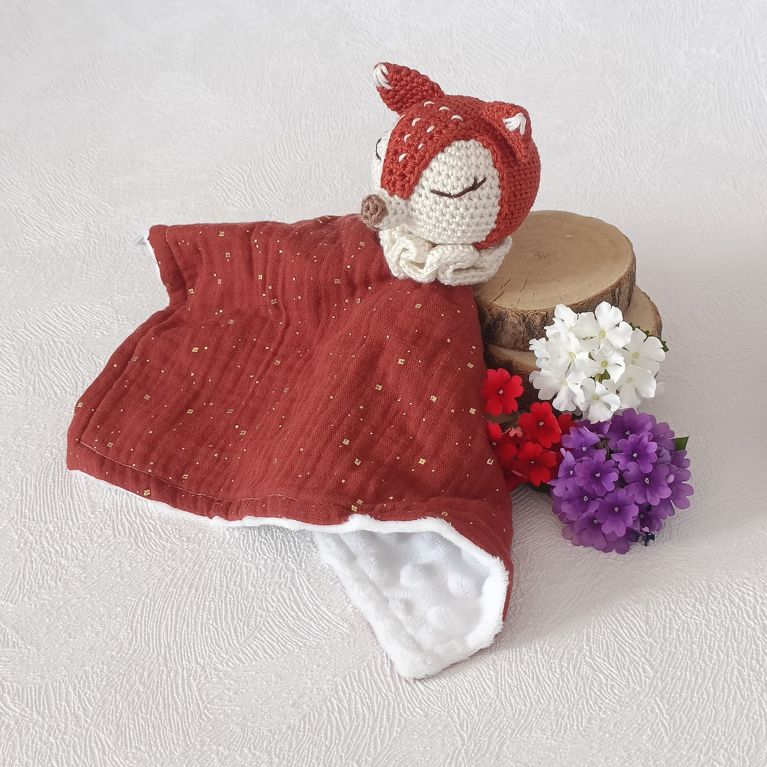 Verso du doudou renard au crochet montrant le dos en minky blanc et la mousseline terracotta dorée