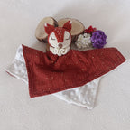 Doudou renard au crochet posé à plat, lange mousseline terracotta à paillettes dorées doublé minky blanc