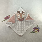 Doudou faon en tricot, tissu blanc à pois et coins roses, décor floral pour bébé.